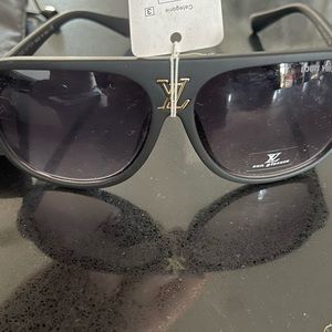Louis Vuitton
Black /Gold Lv9012 56/17-135 Sunglasses